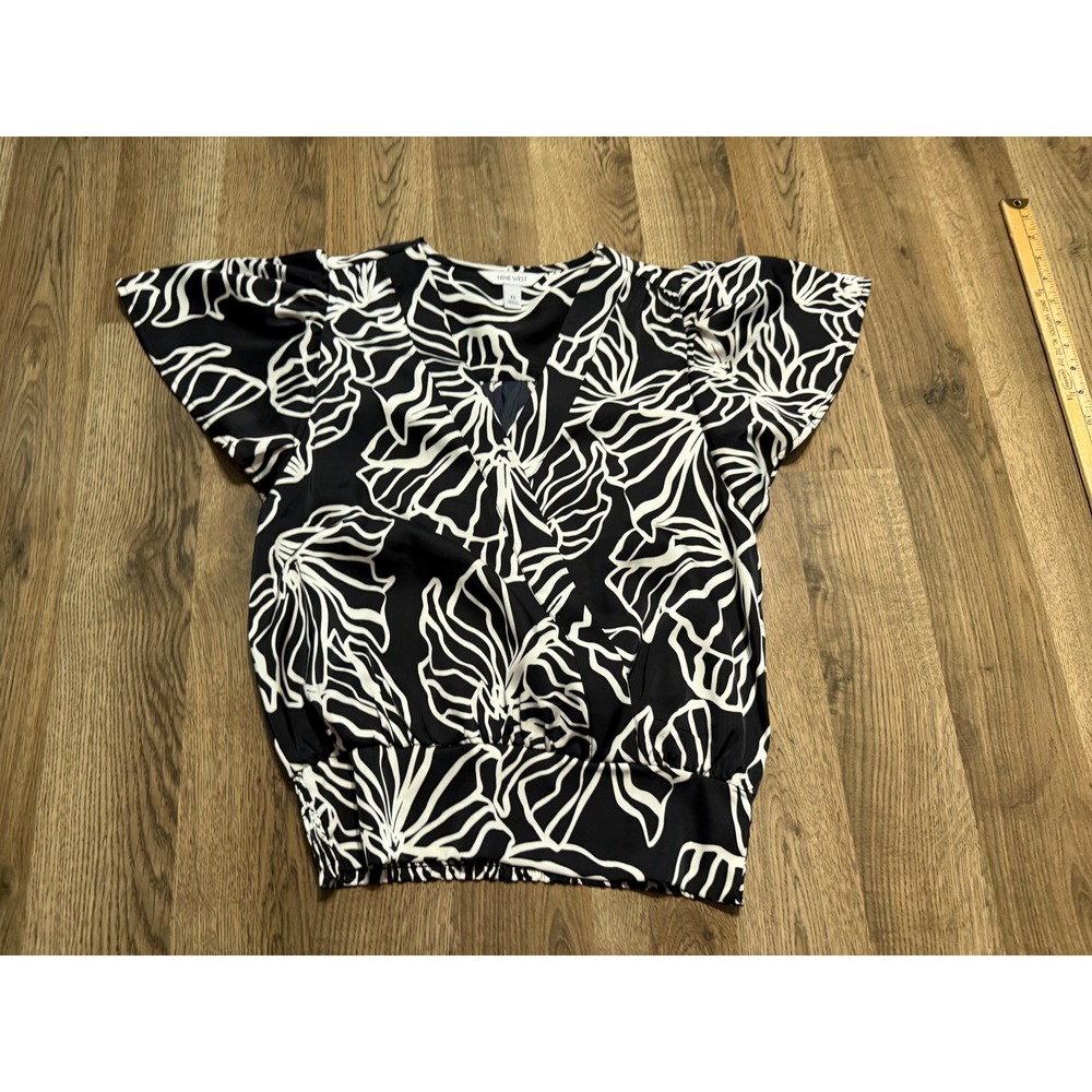Nine West Blouse Womens Size XS Black White Top Surplice Flutter Sleeve Abstract